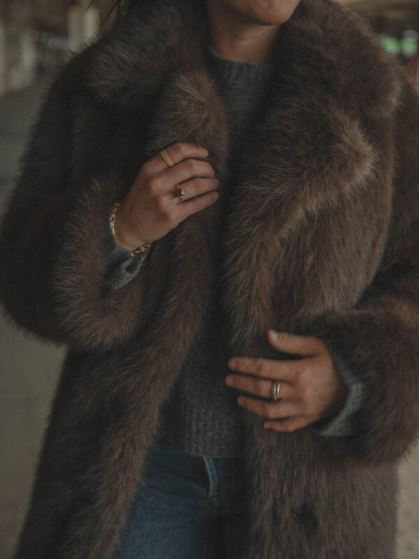 Les Soeurs Faux fur manteau Morris 4. Classic glamour, faux fur flair. Ce long manteau dégage une ambiance vintage. Sa te...