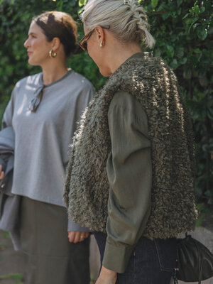Vest Manou. Cosy in khaki. Dit mouwloze vest is gemaakt om te koesteren. De zachte textuur en ontspannen snit maken het e...