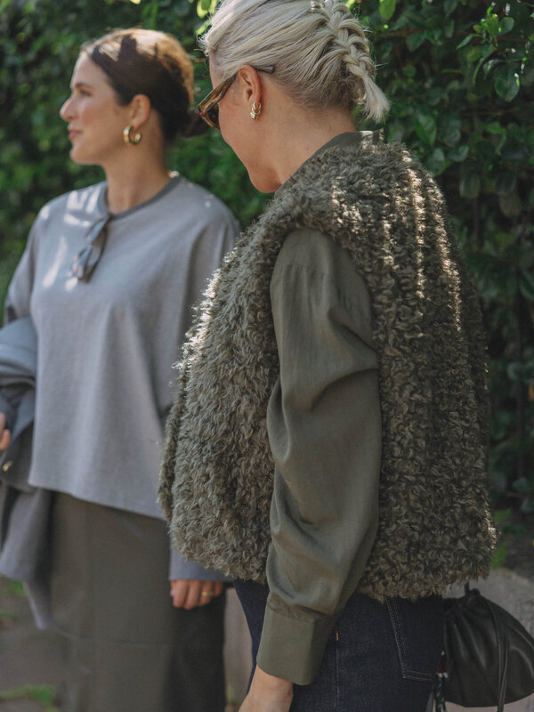 Les Soeurs Mouwloze vest Manou 1. Cosy in khaki. Dit mouwloze vest is gemaakt om te koesteren. De zachte textuur en ontsp...