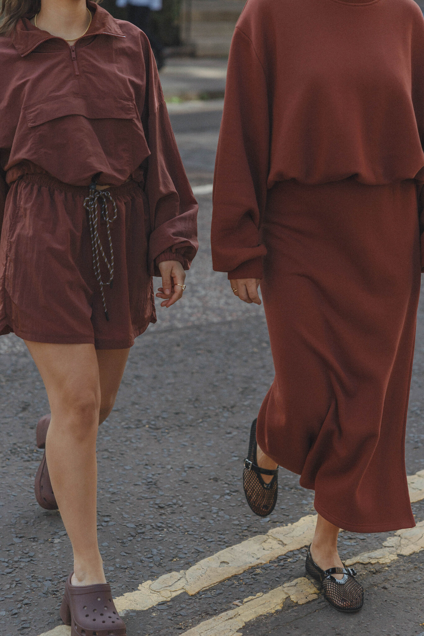 Les Soeurs Midi rok van sweatstof Mika 8. Relaxed & refined. Deze bordeaux midi rok in zachte sweatstof is even comfortab...