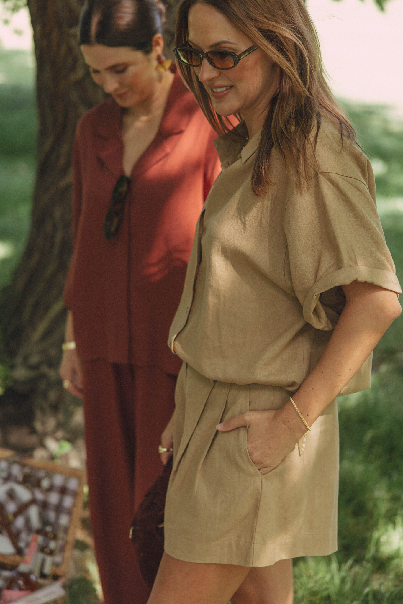 Les Soeurs Linen blouse Mercer 1. Natural tones, timeless style. This loose-fitting linen shirt in an earthy shade blends...
