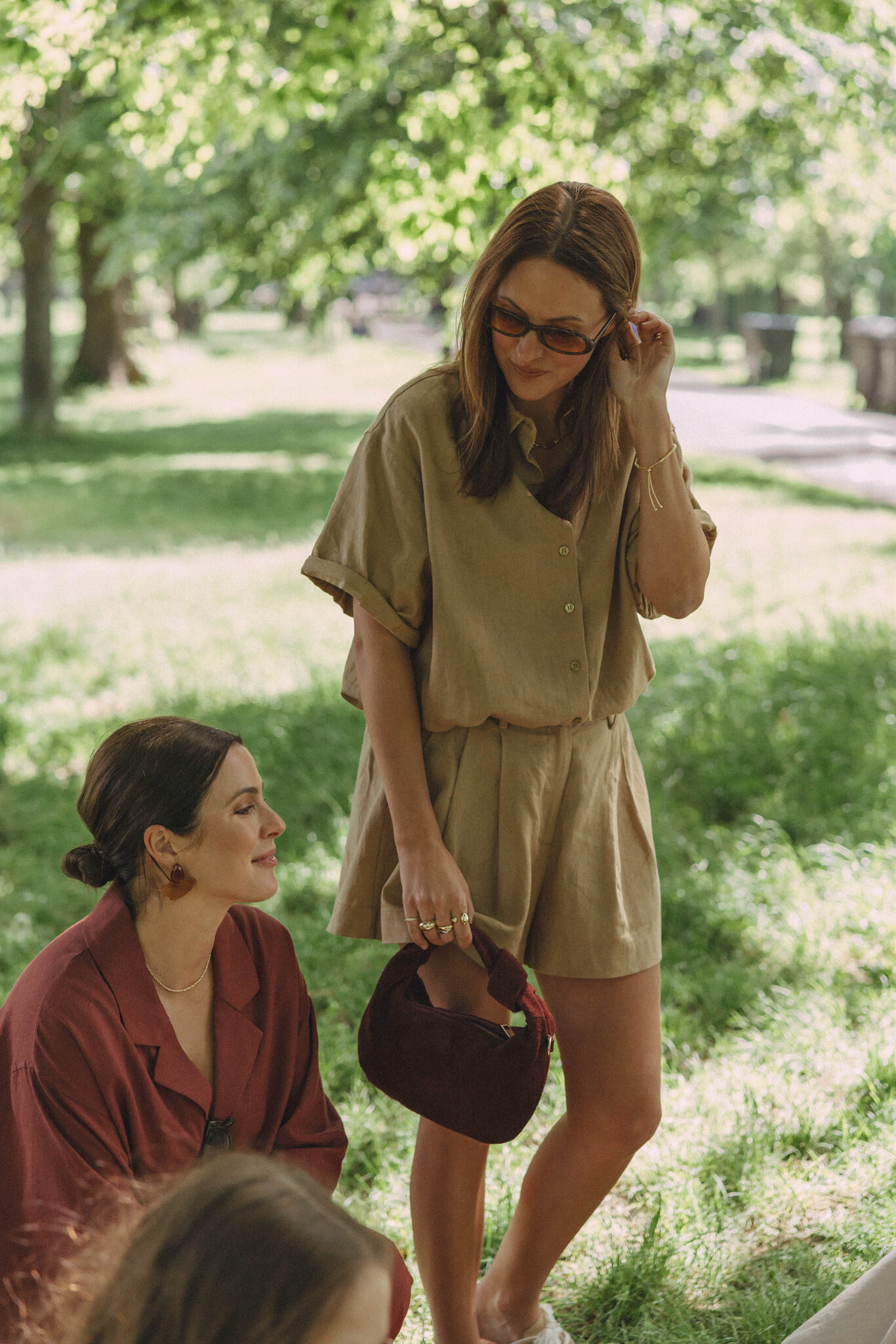 Les Soeurs Linen blouse Mercer 3. Natural tones, timeless style. This loose-fitting linen shirt in an earthy shade blends...