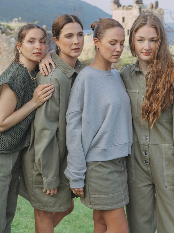 Les Soeurs Sweat Emma 8. The ultimate classic. Ce pull gris est une pièce qui fonctionne à tous les coups. Sa coupe ample...