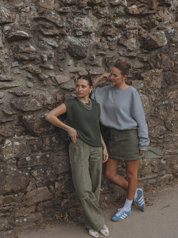 Les Soeurs Sweat Emma 7. The ultimate classic. Ce pull gris est une pièce qui fonctionne à tous les coups. Sa coupe ample...