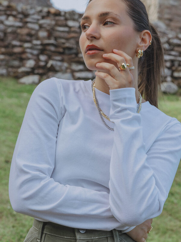 Les Soeurs T-shirt à manches longues Mass 8. Stretch doux, coupe ajustée. Ce longsleeve blanc en mélange de coton doux ép...