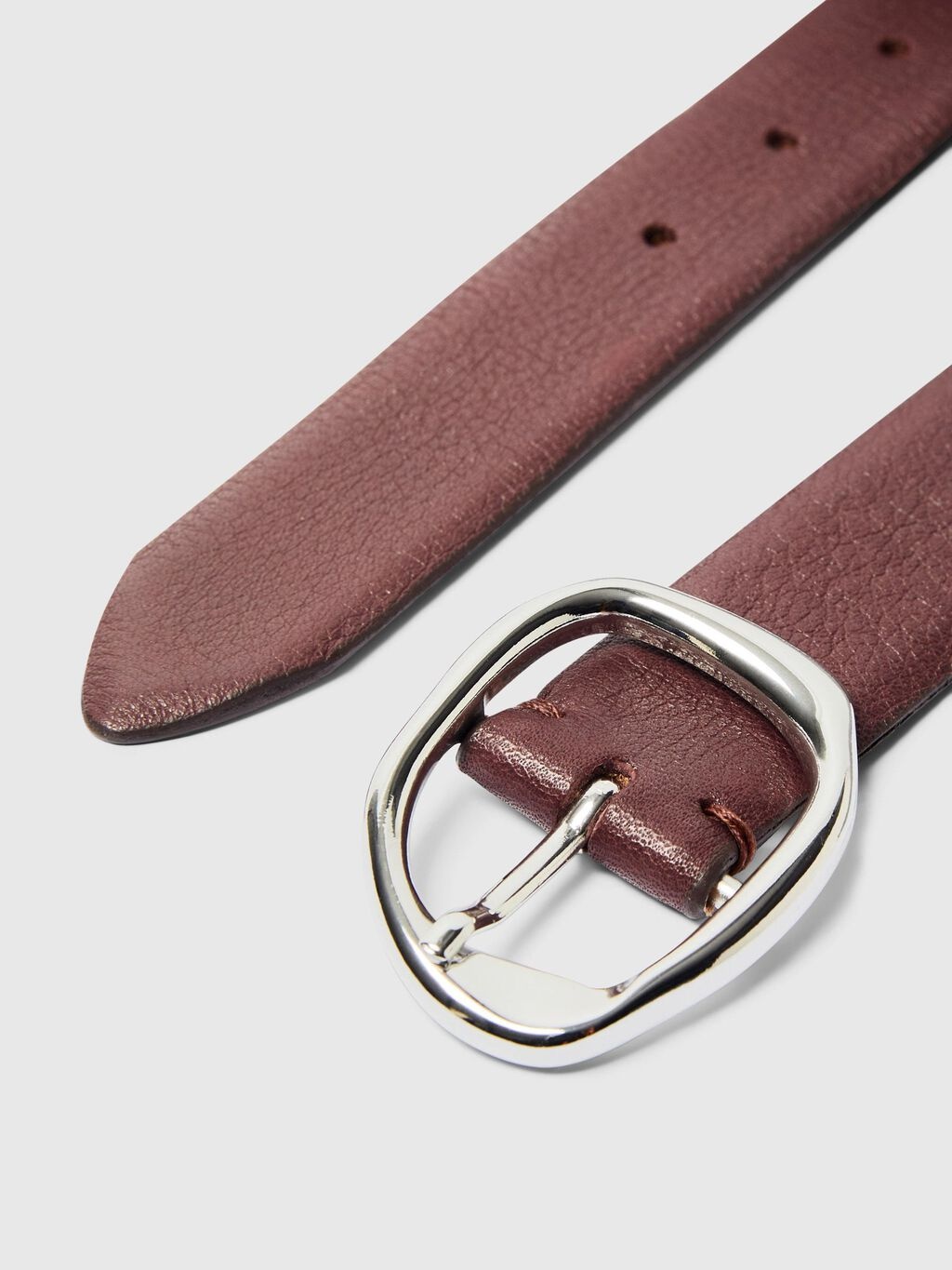 Selected Ceinture en cuir Feline 3. Un détail discret mais marquant. Cette ceinture couleur figue se distingue par sa bou...