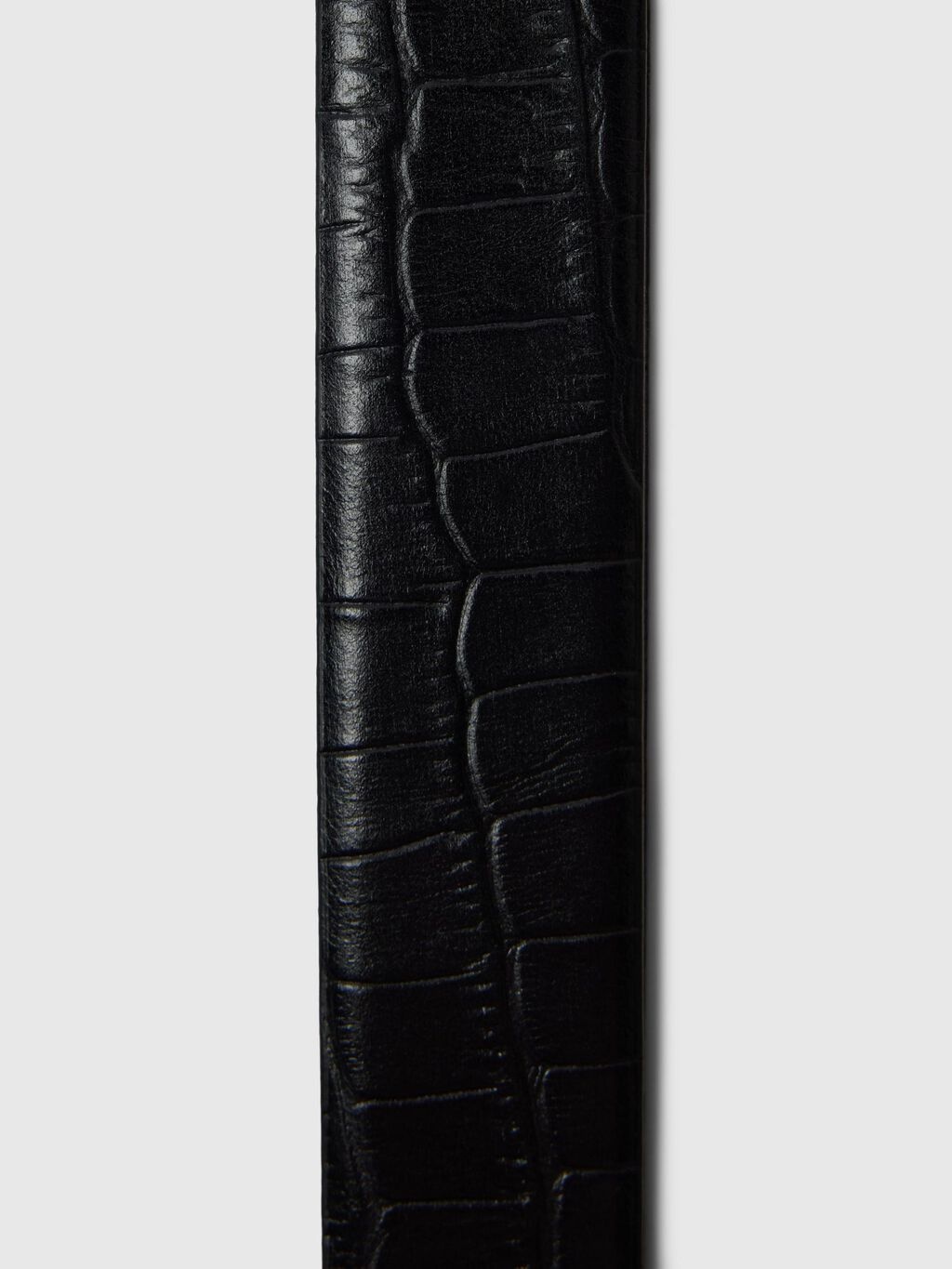 Selected Ceinture en cuir Iona 4. Must-have classic. Cette ceinture noire en cuir embossé façon croco avec boucle dorée a...