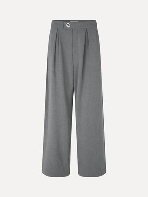 Pantalon ample Rosalyn. Grey with attitude. Ce pantalon ample avec plis à l’avant et boucle marquante combine allure cool...
