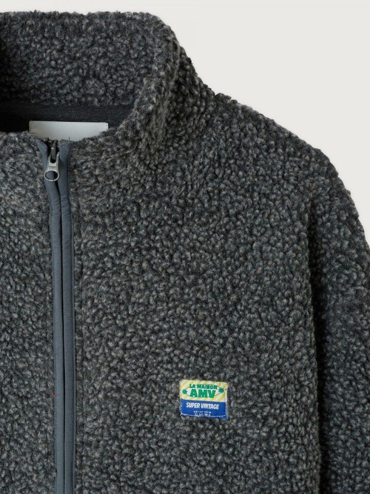 American Vintage Vest Hoktown 6. Meet your fluffiest layer for fall. Deze grijze teddyvest met lange mouwen is de ultieme...