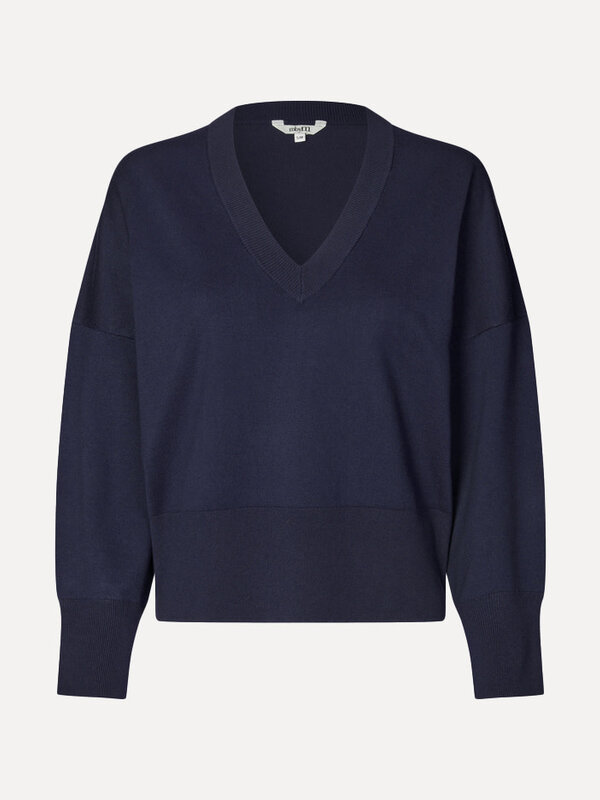 MBYM V-neck sweater Gillian Bravani 2. Timeless navy, endless possibilities. This dark blue V-neck sweater feels luxuriou...