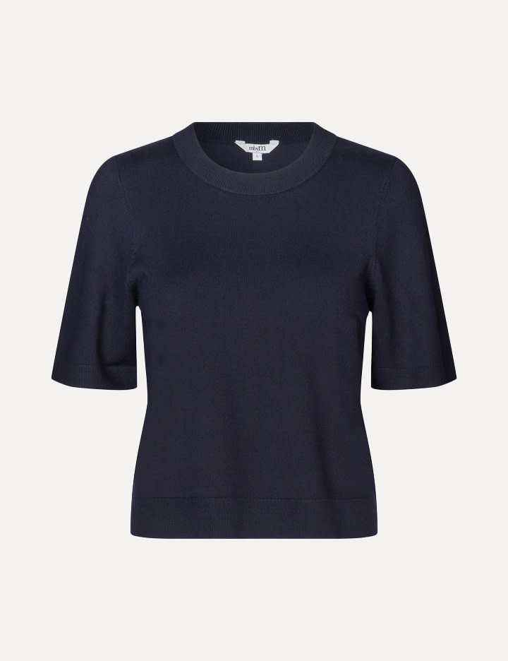 MBYM gebreide trui Carla Bravani 2. Deep blue, refined ease. Deze donkerblauwe trui met korte mouwen combineert een fijn ...