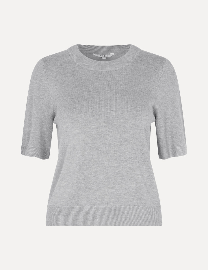 MBYM gebreide trui Carla Bravani 2. Soft grey. Deze trui met korte mouwen in zacht grijs valt op door het verfijnde breiw...