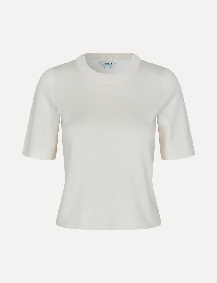 MBYM gebreide trui Carla Bravani 2. Pure elegance. Dit truitje met korte mouwen in een zachte sugar-white tint voelt lich...