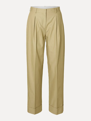 Pleated trousers Dora. Comfort meets style. This pleated trouser offers a refined look and comfortable fit. The pleats hi...