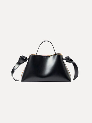 Sac à main Stella. Élégance infinie. Ce petit sac noir a tout pour plaire; un charme intemporel rehaussé d’une touche mod...
