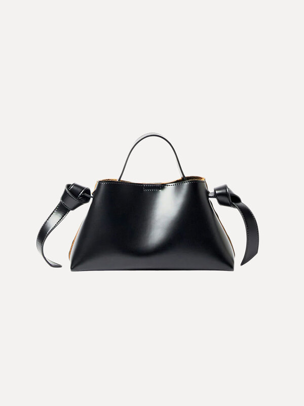 Selected Handtas Stella 1. Endless elegance. Deze kleine handtas heeft het allemaal, tijdloze charme met een moderne twis...