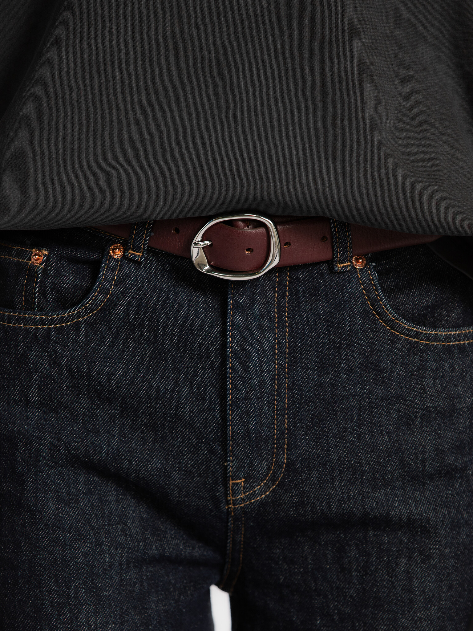 Selected Ceinture en cuir Feline 2. Un détail discret mais marquant. Cette ceinture couleur figue se distingue par sa bou...