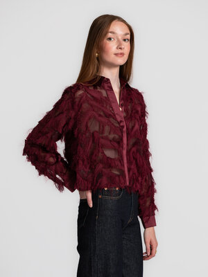 Blouse Myline. Cropped hemd in diepe vijgkleur met fluffy feather look. De combinatie van de rijke tint, speelse textuur ...