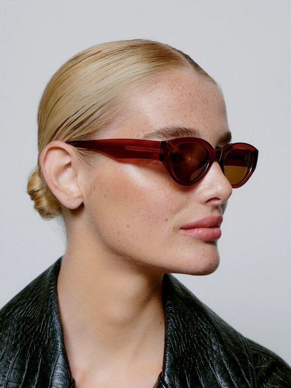 A.Kjaerbede Lunettes de soleil Winnie 4. Winnie est un classique moderne. Inspirée par les tendances de la mode scandinav...
