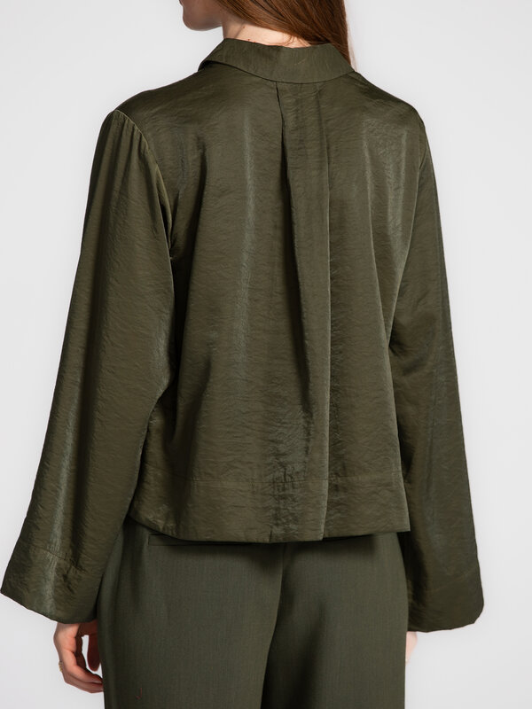 Selected Cropped blouse Jean 6. Dit cropped hemd in diep khaki straalt ingetogen klasse uit. De zachte glans, wijde mouwe...