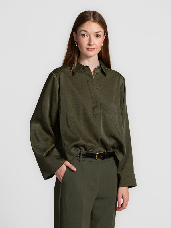 Selected Chemise courte Jean 1. Cette chemise courte en khaki profond respire l’élégance discrète. Sa brillance douce, se...