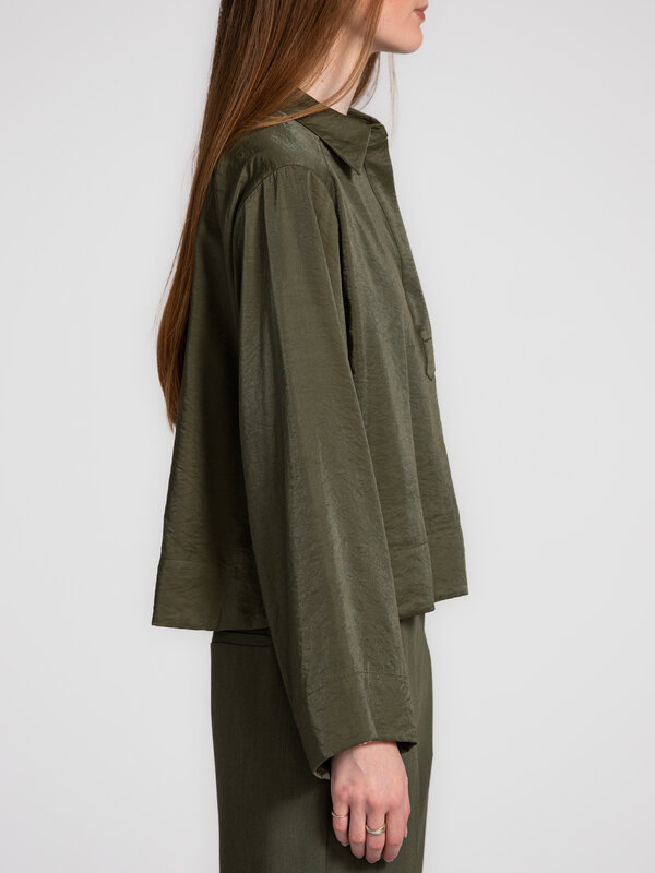 Selected Chemise courte Jean 5. Cette chemise courte en khaki profond respire l’élégance discrète. Sa brillance douce, se...
