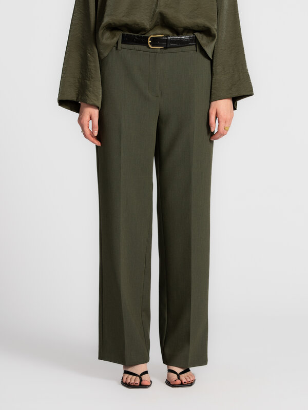 Selected Wijde broek Rita 1. Incoming: flattering long legs. Deze khaki pantalon met wijde pijpen verlengt je silhouet en...