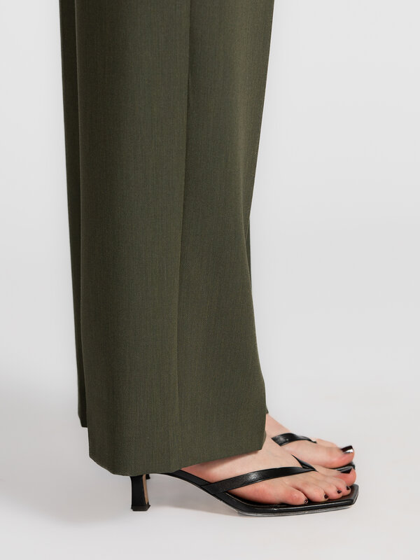 Selected Wijde broek Rita 4. Incoming: flattering long legs. Deze khaki pantalon met wijde pijpen verlengt je silhouet en...