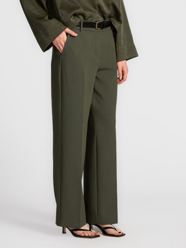 Selected Wijde broek Rita 5. Incoming: flattering long legs. Deze khaki pantalon met wijde pijpen verlengt je silhouet en...
