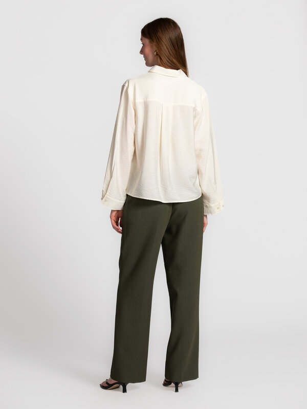 Selected Chemise Amara relaxed 5. Soft & chic. Cette chemise beige en tissu doux à la coupe décontractée apporte une touc...