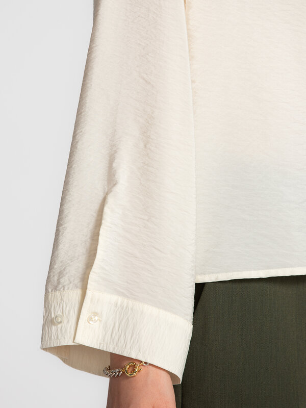 Selected Chemise Amara relaxed 4. Soft & chic. Cette chemise beige en tissu doux à la coupe décontractée apporte une touc...
