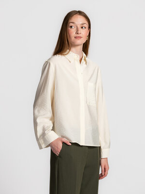 Chemise Amara. Soft & chic. Cette chemise beige en tissu doux à la coupe décontractée apporte une touche d’élégance à vot...