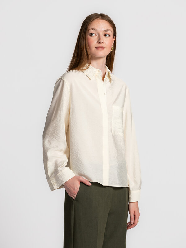 Selected Chemise Amara relaxed 1. Soft & chic. Cette chemise beige en tissu doux à la coupe décontractée apporte une touc...