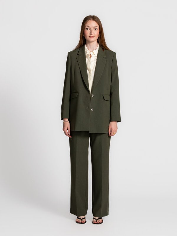 Selected Blazer Décontracté Rita 3. Investissez dans le style avec ce blazer vert foncé intemporel. Sa coupe décontractée...