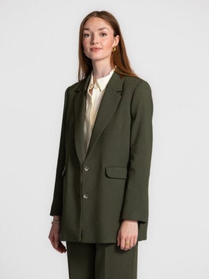 Blazer Décontracté Rita. Investissez dans le style avec ce blazer vert foncé intemporel. Sa coupe décontractée et sa tein...