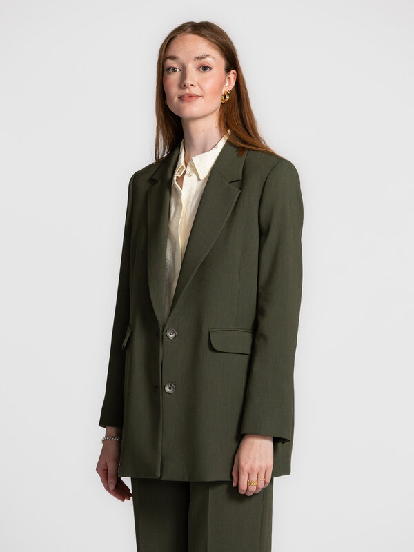 Selected Relaxte Blazer Rita 1. Investeer in stijl met deze tijdloze donkergroene blazer. De relaxte fit en diepe khaki t...