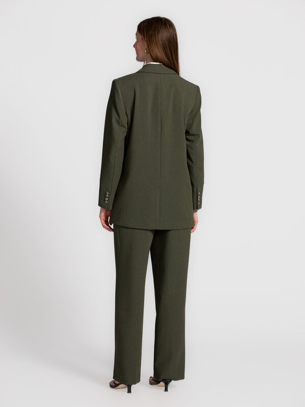 Selected Blazer Décontracté Rita 6. Investissez dans le style avec ce blazer vert foncé intemporel. Sa coupe décontractée...