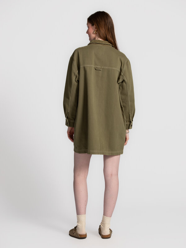 Les Soeurs Jurk contrast stitch Missa 5. Cool met een zachte twist. Deze korte khaki jurk met contrasterende stiksels com...