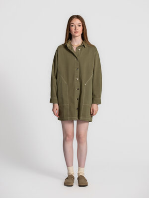 Jurk Missa. Cool met een zachte twist. Deze korte khaki jurk met contrasterende stiksels combineert workwear-invloeden me...