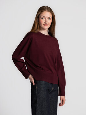 Gebreide trui Gillian Bravani. Fig for fall. Deze trui met lange mouwen in een warme vijgkleur omarmt je met zachte luxe....