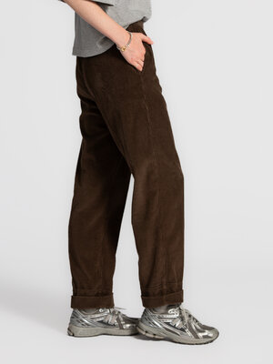Ribbed pants Padow. Chic in chocolate. This dark brown corduroy trouser with a high waist and relaxed fit exudes effortle...