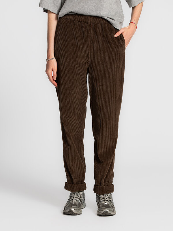 American Vintage Ribbed pants Padow 4. Chic in chocolate. This dark brown corduroy trouser with a high waist and relaxed ...