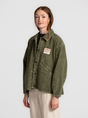 Jack Uzatown. Understated cool! Dit olijfgroene denimjack is net zo handig als mooi. De grote zakken accentueren de utili...