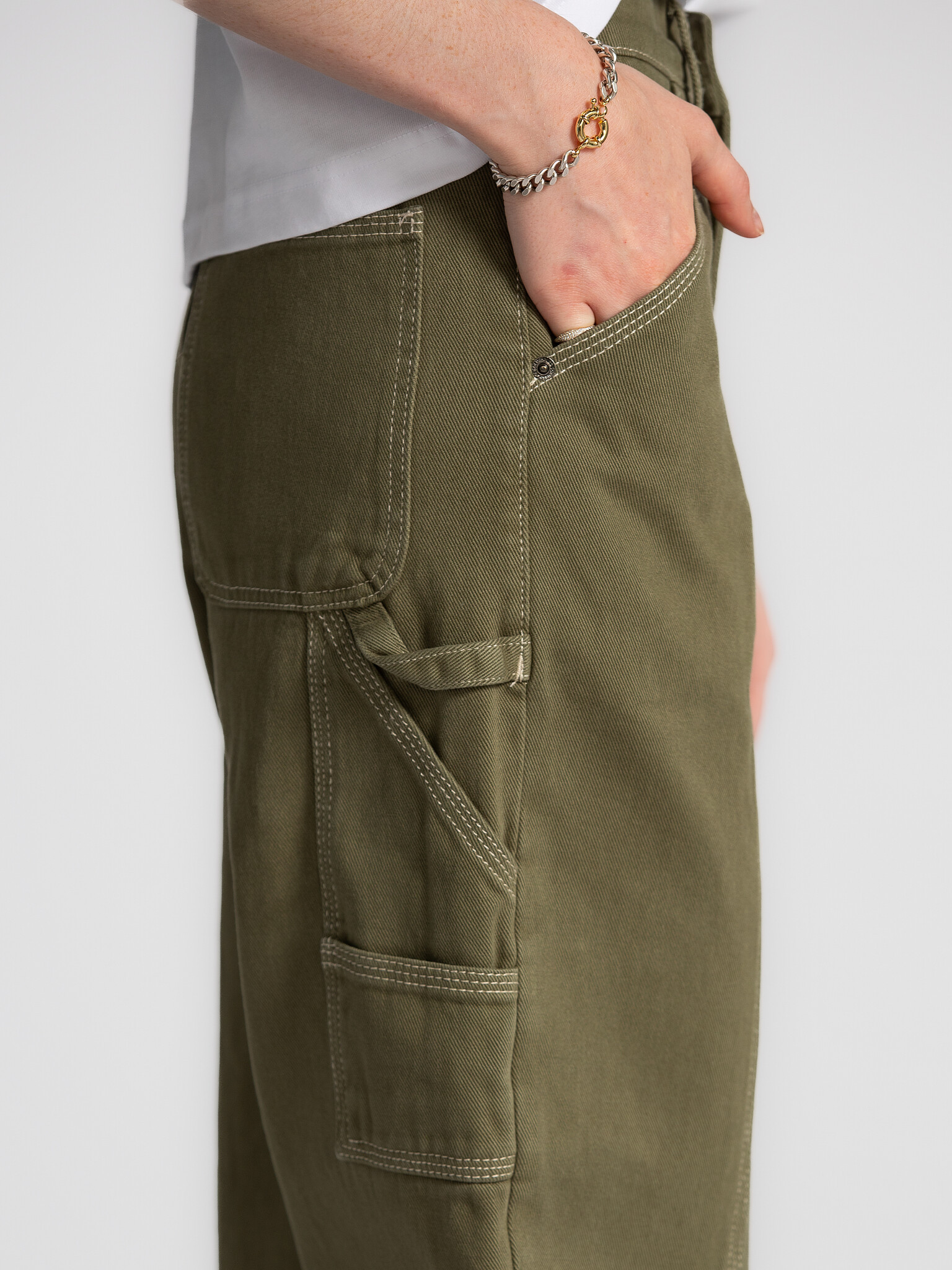 Les Soeurs Jean à coutures contrastées Mill 4. Allure utilitaire et style affirmé. Ce pantalon khaki avec coutures contra...