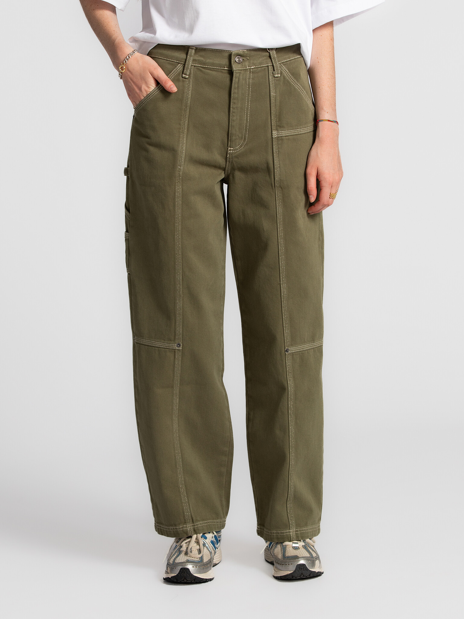 Les Soeurs Jean à coutures contrastées Mill 1. Allure utilitaire et style affirmé. Ce pantalon khaki avec coutures contra...