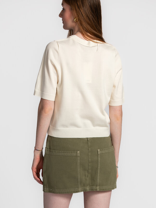 MBYM  Pull tricoté Carla Bravani 4. Pure elegance. Ce top à manches courtes dans une douce teinte sugar-white est léger e...