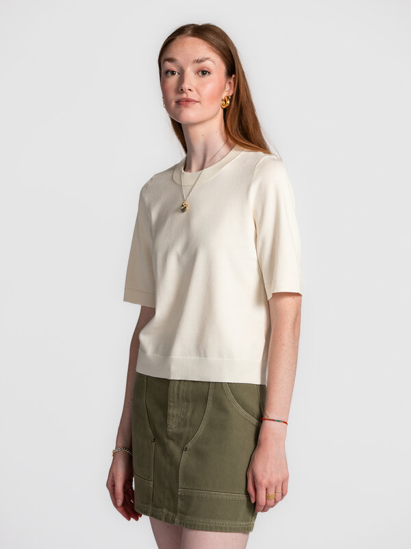 MBYM Gebreide trui Carla Bravani 1. Pure elegance. Dit truitje met korte mouwen in een zachte sugar-white tint voelt lich...