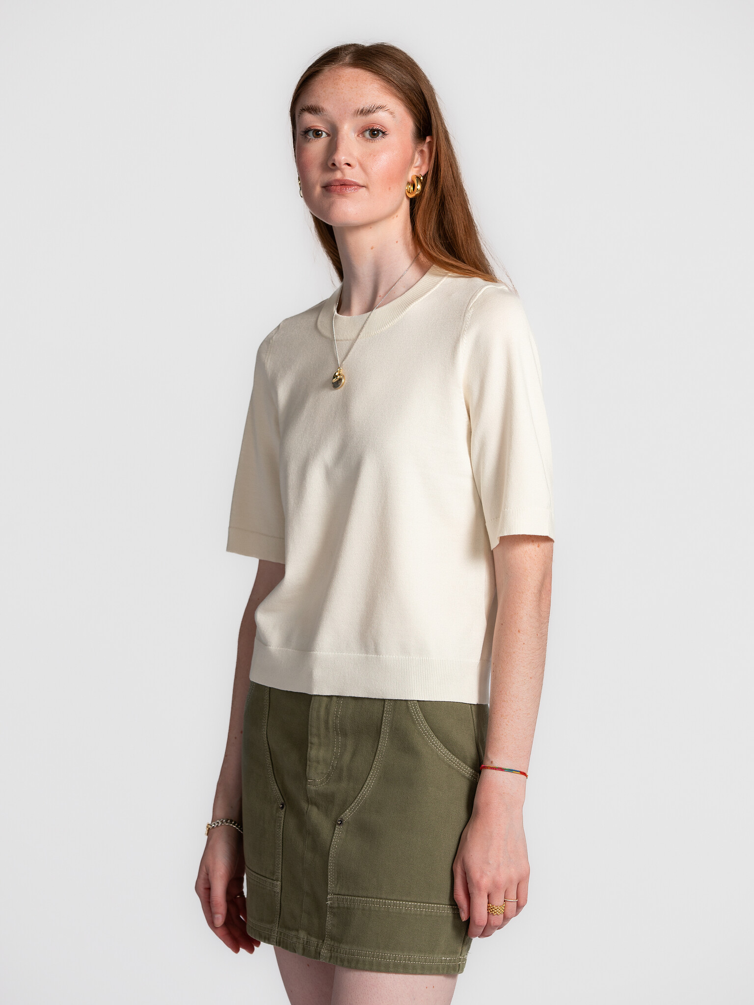 MBYM gebreide trui Carla Bravani 1. Pure elegance. Dit truitje met korte mouwen in een zachte sugar-white tint voelt lich...