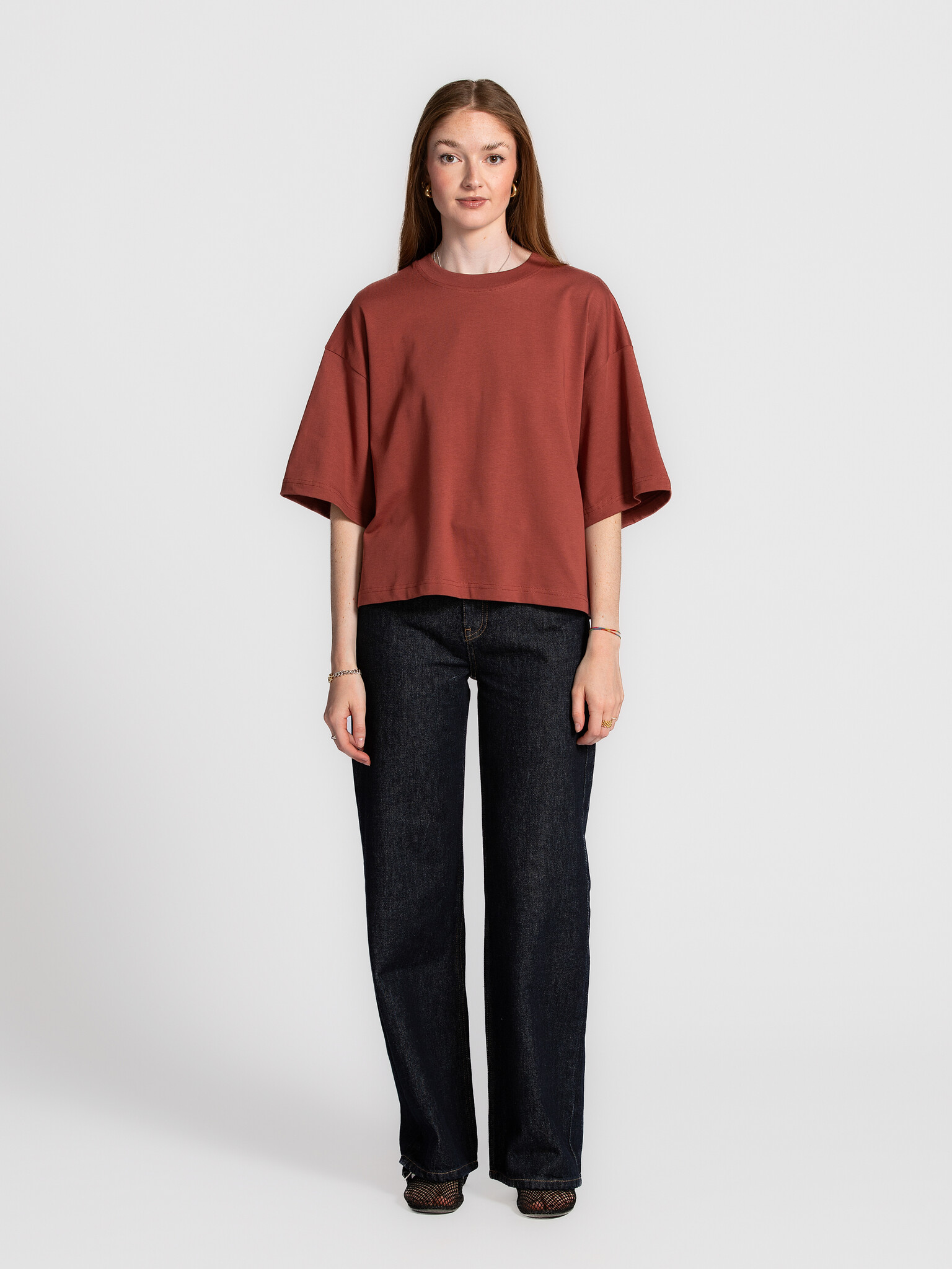 Les Soeurs Boxy T-Shirt Tiara 3. Burgundy is back – deze katoenen T-shirt met boxy fit en ronde hals geeft een frisse twi...