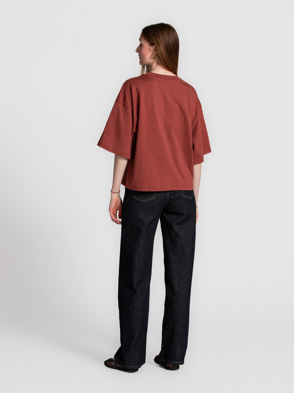 Les Soeurs Boxy T-Shirt Tiara 4. Burgundy is back – deze katoenen T-shirt met boxy fit en ronde hals geeft een frisse twi...